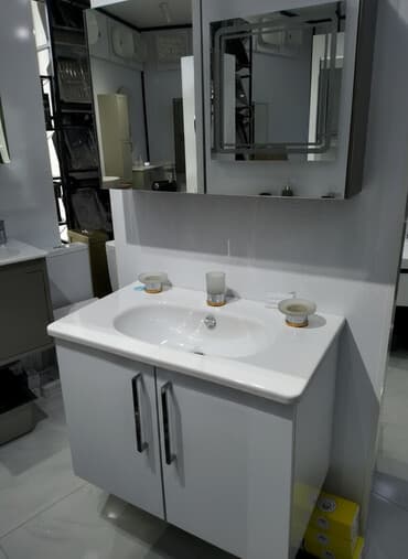 hamam ref: Ağ rəngli rəfli güzgü ilə birlikdə vannanın ağ rəngli şkafı. Şkafda — 1