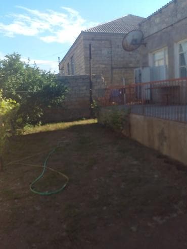 Дома: Sumqayıt şəhərinin Corat qəsəbəsində, dəniz sahilinə yaxın, 4 nömrəli — 5