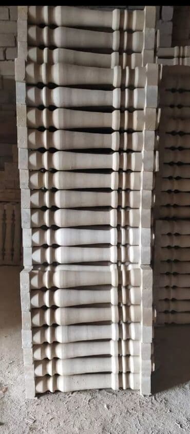 балясины из камня: Ağ rəngli, müxtəlif formalı və ölçülü dəmir-beton sütunlar. Bu — 18