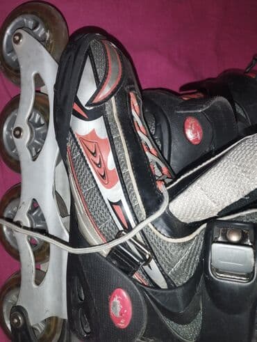 roliklər üçün şlemlər: Uniseks rollerblades qara, ağ və narıncı rəng çalarlarında. Təkərləri — 2