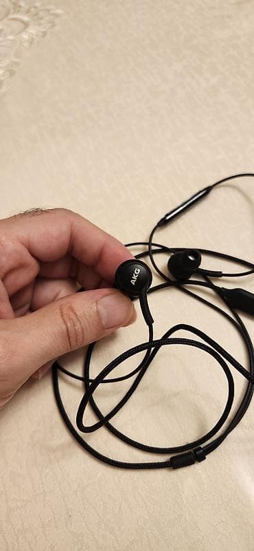 tv box android: AKG qulaqlıq — 1