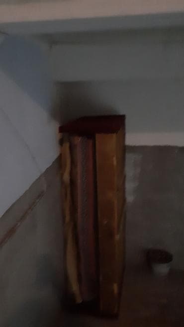 Divan satlir normaldi 20 manat alti bazalidi kohne divanlardandi