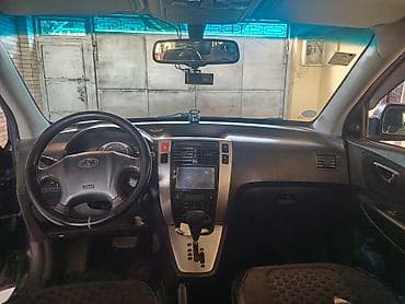 larzon disk: Hyundai Tucson CRDi – dizel, avtomat, qara rəngli kompakt SUV. Əsas — 7