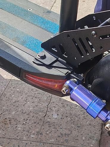 Elektrik nəqliyyatı: Elektrik skuter – oturacaqlı, güclü amortizatorlu Xüsusiyyətlər: - Ön — 5