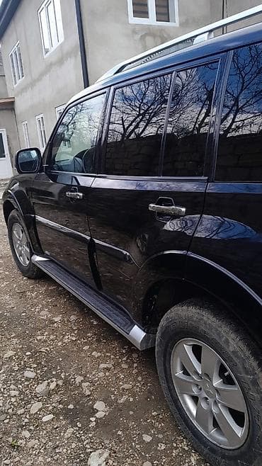 Mitsubishi: Mitsubishi Pajero (GLS) SUV - Kuzov: qara rəng, 5 qapı, yan — 3