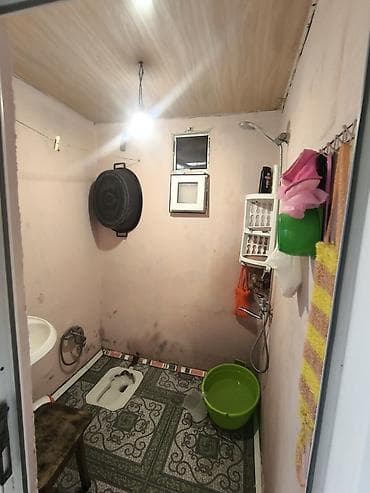 sekide ev satilir: Həyətyanı ev və torpaq sahəsi - Qapalı, daş hasarlı həyət: geniş — 8