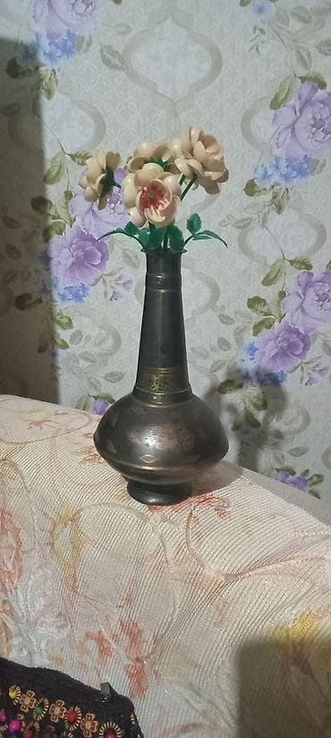 saplar: Bir vaza, Metal — 1