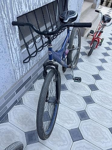 velosiped kameri: Velosiped 26-lıq. Arxa diskini, patrışkaları, kamerləri və əl — 2