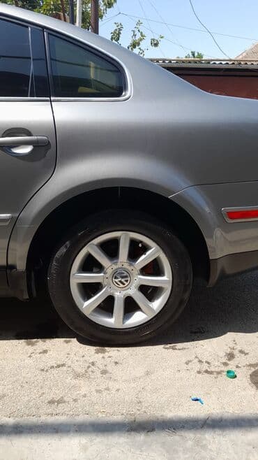 Çaydanlar: Gümüşü rəngdə olan Volkswagen Passat avtomobili. Təkərləri yaxşı — 2