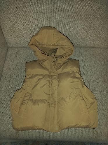 Qoşa cibləri olan kapüşonlu şişmə jilet - Rəng: bej/qum rəngi - Model