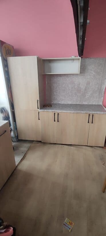 Mətbəx mebel dəsti - Açıq ağac rəngli fasadlar, qara tutacaqlar -