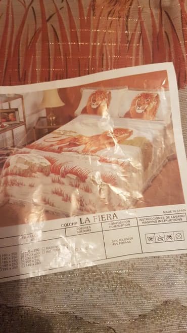 divan pokrival: ● Yataq örtüyü ● 250 x 210 ölçüdə zərif zərli sapla işlənmiş — 2