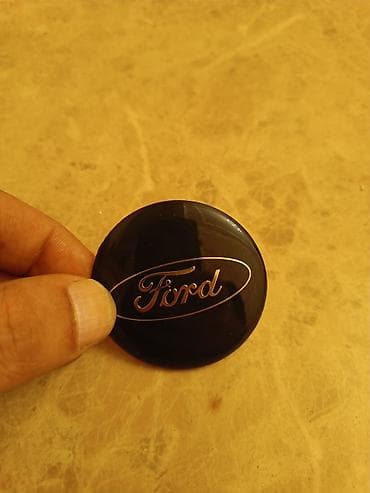 aksesuarlar avto: Ford loqolu yapışqan emblem (badge) - Rəng: qara fon üzərində gümüşü — 1