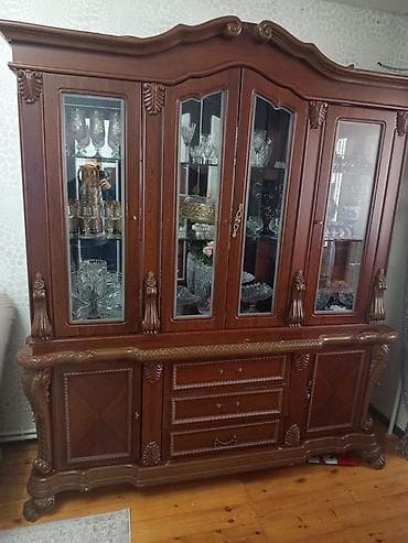 Klassik üslubda vitrin-bufet - Material: təbii ağac qatları və oyma