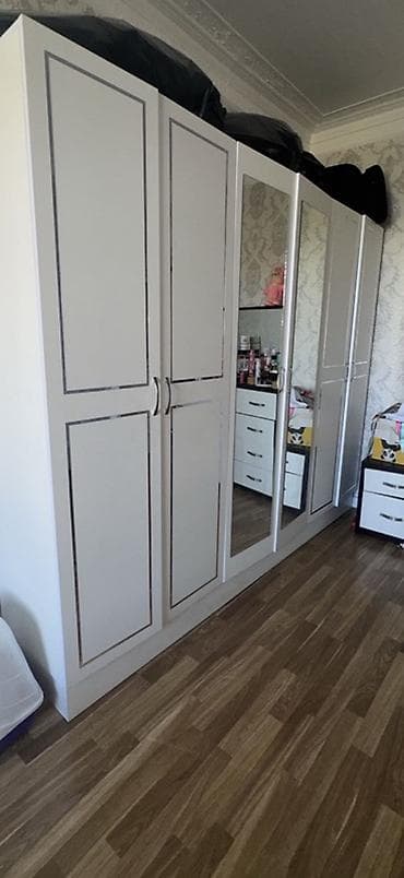 Ağ rəngli, çox bölməli iri paltar şkafı - Dizayn: Klassik düz xətli at lalafo.az Ağ rəngli, çox bölməli iri paltar şkafı - Dizayn: Klassik düz xətli