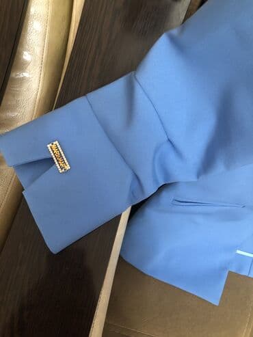 uzun pencekler: 35 azn alınıb 10 azn satılır. Mavi rəngli qadın blazeri. Bu blazer — 3