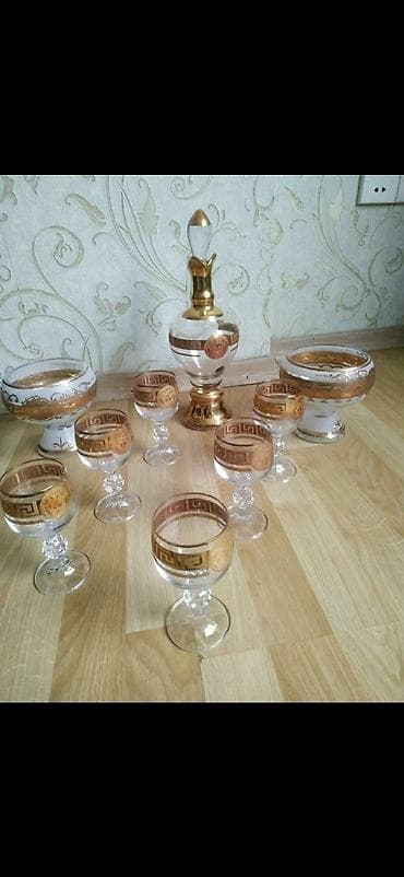 versace servis: Qızılı naxışlı şüşə dəst - Tərkibi: 1 ədəd qapaqlı karaf, 6 ədəd — 2