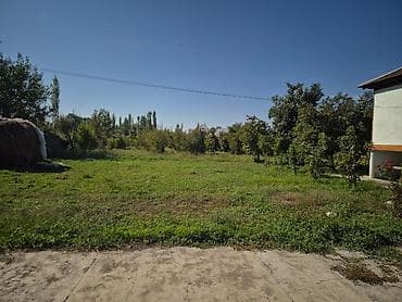 Geniş həyəti və yaşayış sahəsi olan bir ev. Evdə geniş otaqlar və — 2