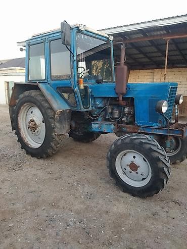 Traktor MTZ (Belarus) tipli, mavi kabinəli, ön işıqlarla və kabin üstü
