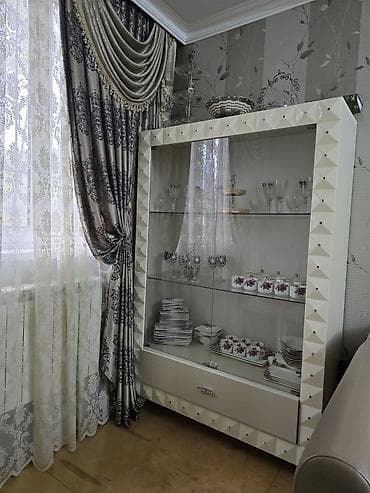 dehliz dolap: Qonaq otağı üçün zərif dizayna malik vitrinli qab şkafı. Ağ rəngdə — 1