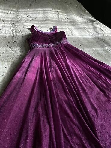 Bayram kostyumları: Bənövşəyi rəngdə zərli, uzun və yelpazə kimi açılan qız uşağı üçün — 3