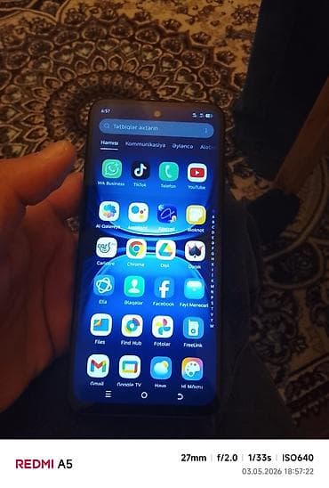 Redmi A5 smartfon - Ekran: Tam ekran dizayn, ön kameraya görə