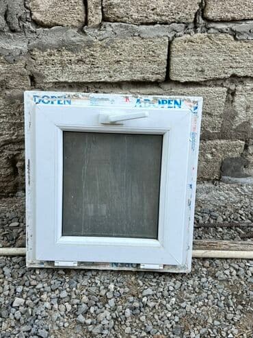 lalafo plastik qapi pencere: Ağ rəngdə, kvadrat formalı pəncərə, dörd tərəfi də çərçivə ilə əhatə — 1