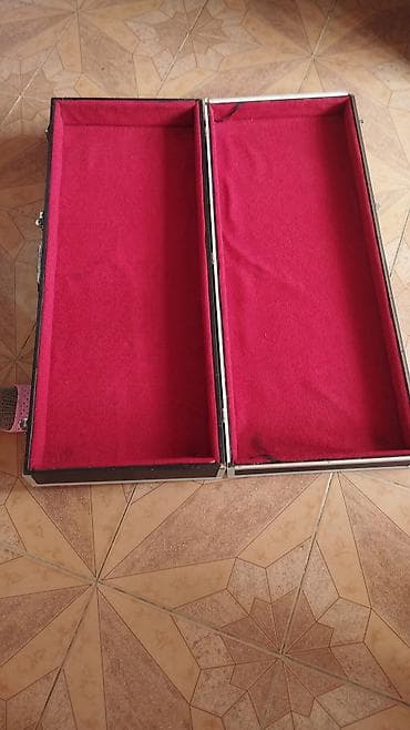 Qırmızı məxmər daxili ilə sərt daşıma çantası - İki bölməli, tam