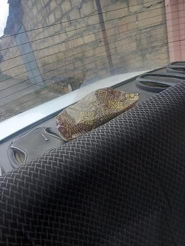 21011 vaz: VAZ 2107, ağ rəng. Klassik sedan kuzov, arxa ötürücülü. Texniki — 8