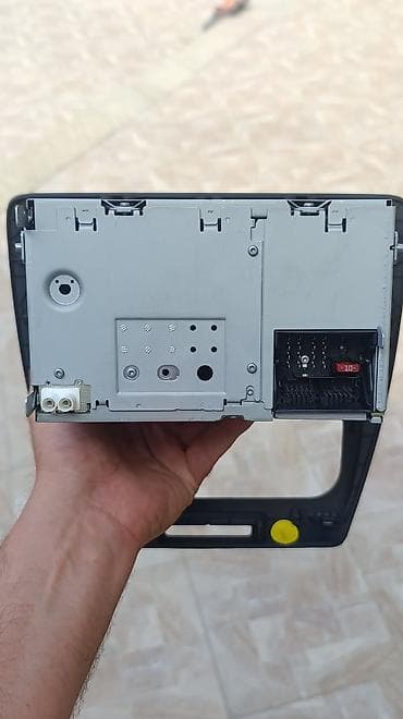 cd calar: Volkswagen orijinal avtomobil maqnitolası – BOSCH VW Radio LOW EU UP2 — 2