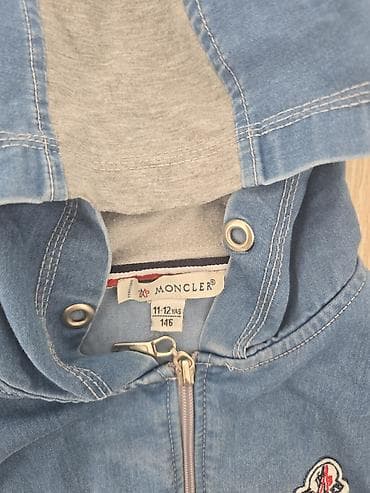 dest geyimler: Uşaq üçün kapüşonlu, qolsuz jilet-kapitonka. Marka: Moncler (etiket — 2