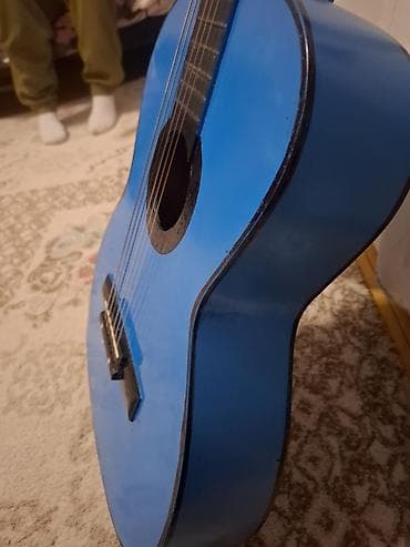 gitara satilir: Mavi klassik gitara - Korpus: parlaq mavi rəngli, ağacdan hazırlanmış — 1