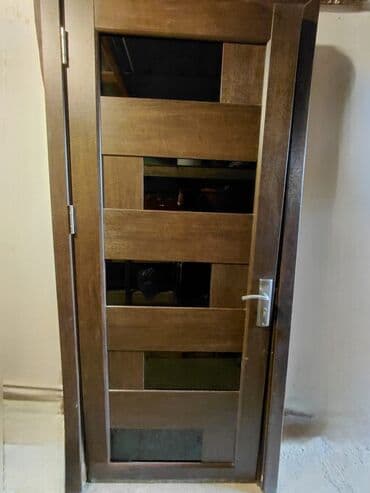 taxda qapı: Taxta qapı – şüşəli dizayn - Material: massiv taxta karkas, qalın — 2