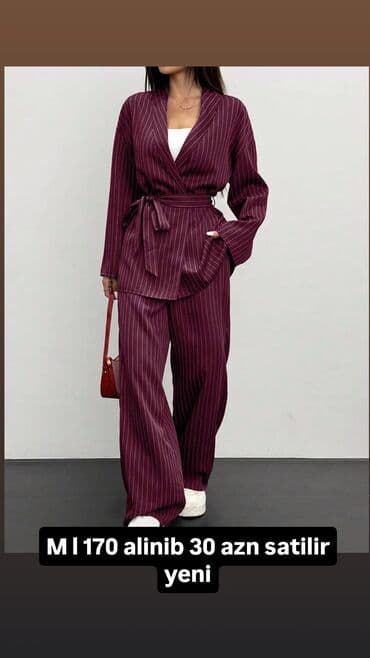 Tavalar: Bordo rəngdə, nazik ağ zolaqlı qadın kostyumu. - İki hissədən ibarət — 1