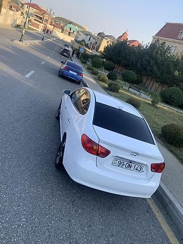 elantra təkər: Hyundai Elantra sedan – ağ rəng, 4 qapı, şəhər və tras üçün praktik — 7