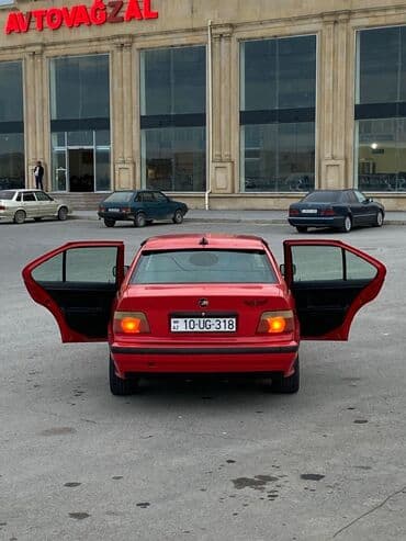 фольксваген пассат 1 8 турбо: Qırmızı rəngli sedan avtomobil Xüsusiyyətlər: - Korpus: 4 qapılı — 4