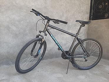 dağ velosipedi: Specialized markalı dağ/şəhər tipli velosiped. Qara rəngli çərçivəyə — 2