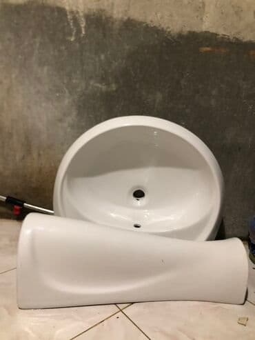 Ağ keramika ayaqlı əl yuma qabı (pedestal lavabosu) dəsti. -