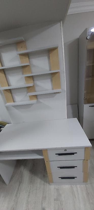 Düz masa, Stulsuz, Polkalı, Siyirməli, Sadə laminat