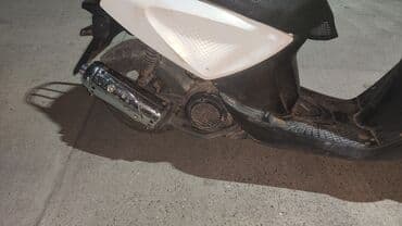 Motonəqliyyatın icarəsi: Şəhər içi rahat hərəkət üçün ağ rəngli skuter/süpürgə tipli moto — 6