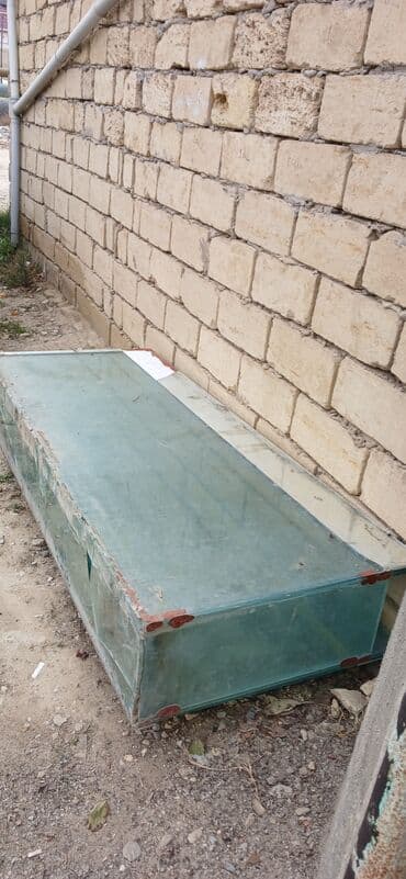 Şüşə vitrin/qutu - Material: qalın temperli şüşə panellər - Forma