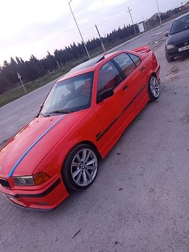 1993 bmw 318i: BMW 3 Seriyası E36 325 (sedan) - Rəng: parlaq qırmızı, kapot üzərində — 2