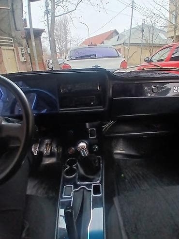 enli teker: Model: Lada (VAZ) 2107, ağ rəng, sedan gövdə Əsas xüsusiyyətlər: - — 7