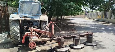 lider disk type 0: MTS-80 tipli mavi traktor və arxasında qoşulan diskli otbiçən (4 — 1