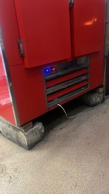 qara soyuducu: Peşəkar soyuducu vitrin – qırmızı korpuslu, üstü şüşə iş səthi ilə — 3