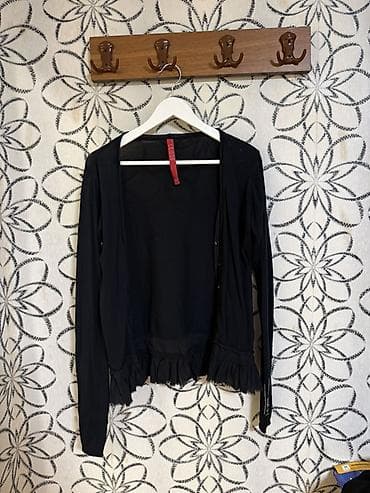 Qadın üçün nazik kardiqan - Rəng: qara - Dizayn: düyməli ön hissə