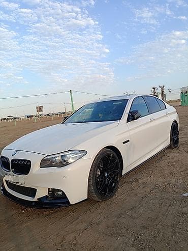 diffuser satisi: BMW 5 Series (F10) sedan – ağ rəng, agresiv M-stil eksteryer paketi — 1
