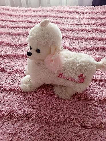kirpi yumşaq oyuncaqlar: Peluş it oyuncağı – ağ rəngdə, pudel forması. Yumşaq və toxunuşa xoş — 1