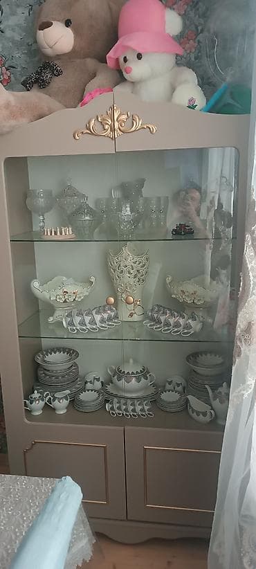 Vitrinli bufet şkaf - Klassik dizaynlı, şüşə vitrin qapılı bufet -