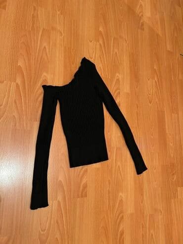 qadın trusları: Qara rəngli, bir çiyin açıq dizayna malik, uzunqol trikotaj bluz. - — 2